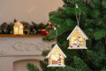 Vianočná dekorácia Santa v domčeku, LED, závesná, 9x3x10,4 cm, 2, náradie