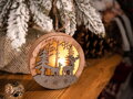 Vianočná dekorácia Jeleň v guli, LED, závesná, MDF, 8,5x2x8,5 cm