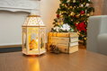 Vianočný lampáš Drevená dedinka, 9 LED, teplá biela, 30 cm