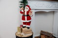 Vianočná dekorácia Santa s darčekmi a medvedíkom, červený, 46 cm