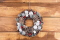 Veniec na dvere MagicHome Vianoce, prírodný, s bielymi šiškami, závesný, 37x9x37 cm, 2, náradie