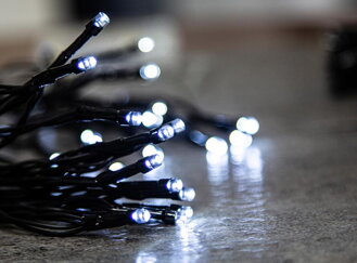Reťaz MagicHome Ceibo, 48 LED studená biela, 8 funkcií, časovač, 3xAA, exteriér, L-3,50 m