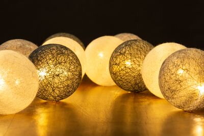Vianočné osvetlenie na stromček reťaz Cotton Balls 3 shades, 10 LED, PE/bavlna, 2xAA, jednoduché svietenie, L-1,35 m