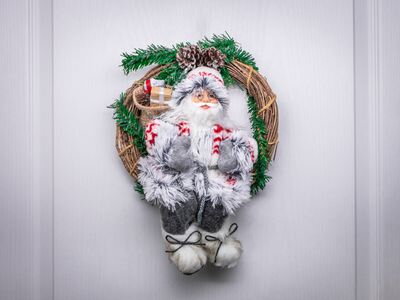 Vianočná dekorácia Santa sediaci vo venci, 30 cm