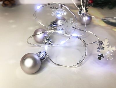 Vianočné osvetlenie na stromček reťaz Ball, 20 LED studená biela, s guľami a vločkami, strieborná, 2xAA, jednoduché svietenie, osvetlenie, L-1,9 m