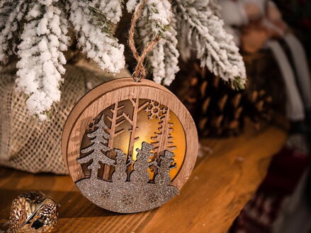 Vianočná dekorácia Snehuliak v guli, LED, závesná, MDF, 8,5x2x8,5 cm